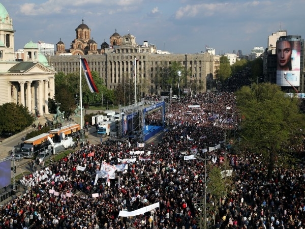 Хиляди хора от цяла Сърбия се събраха снощи в столицата
