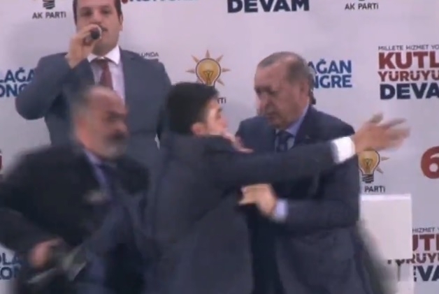 Мъж изскочи на сцената от която реч в неделя произнесе