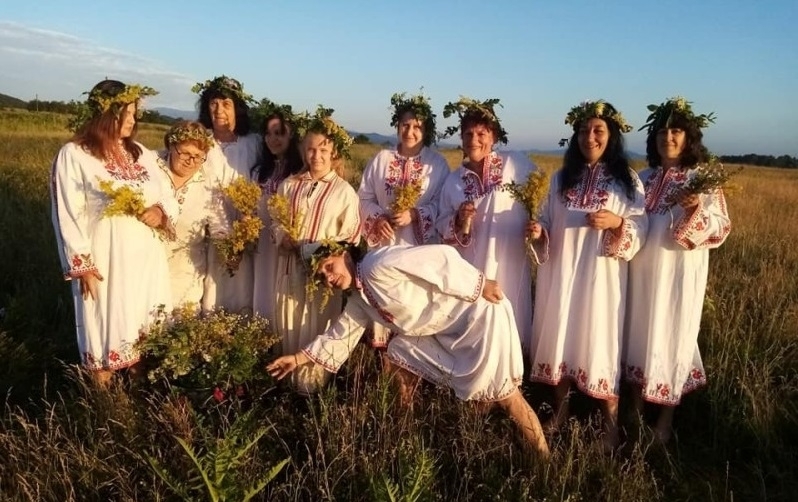 Вчера по случай Еньовден хора посрещнали празника подобаващо преди изгрев