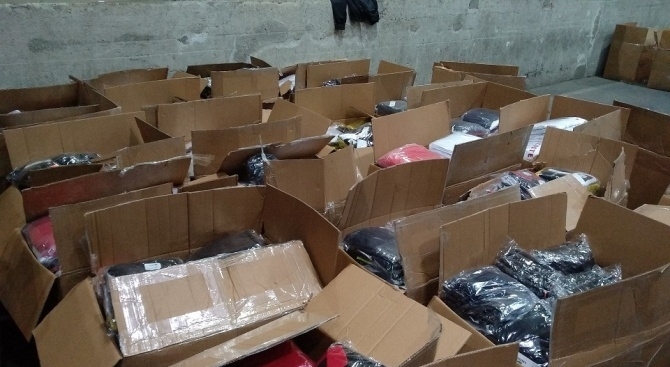 28 артикула с логото на известни търговски марки предлагани за