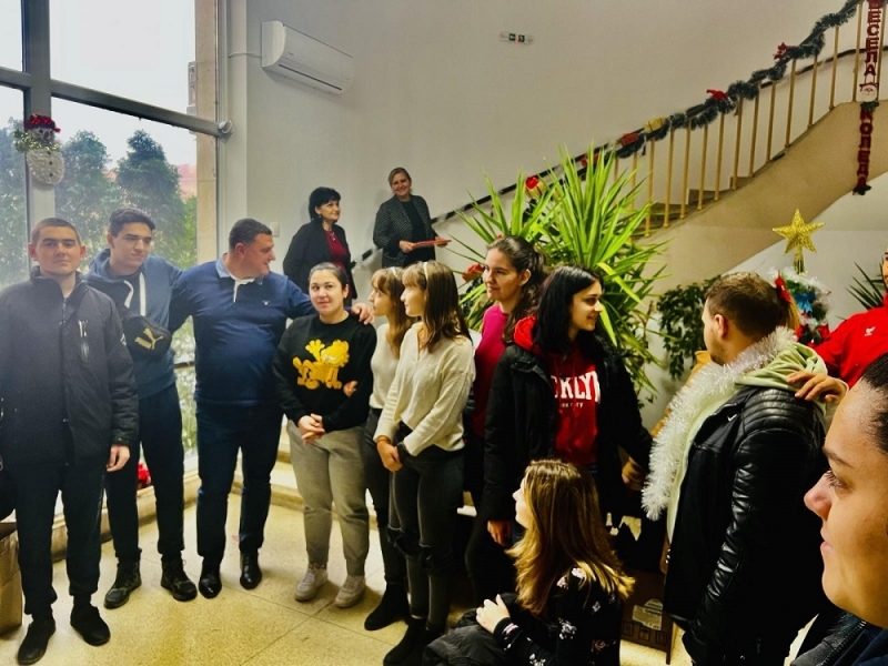 Дванадесетокласниците на СУ Христо Ботев град Оряхово и класните им