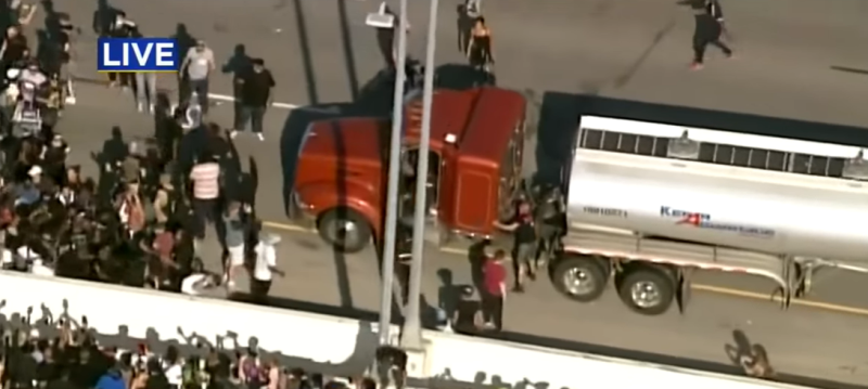 Камион цистерна се вряза в демонстранти на междущатската магистрала 35
