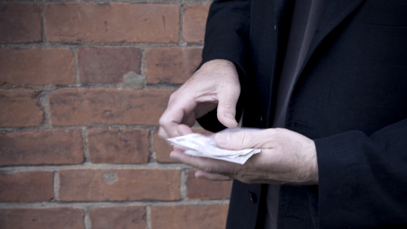 Мъж и жена бяха арестувани след попаднаха в канапа на