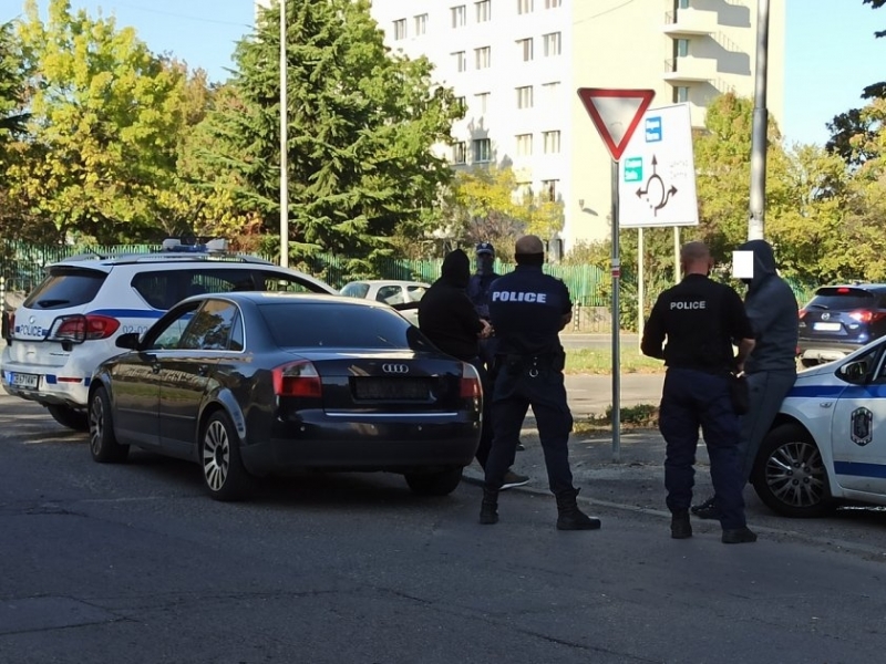 Младеж е карал кола с чужди номера във врачанското село