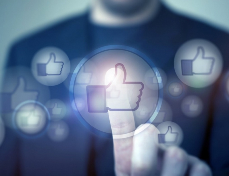 Социалната мрежа Facebook обмисля възможността да скрие брояча на харесвания
