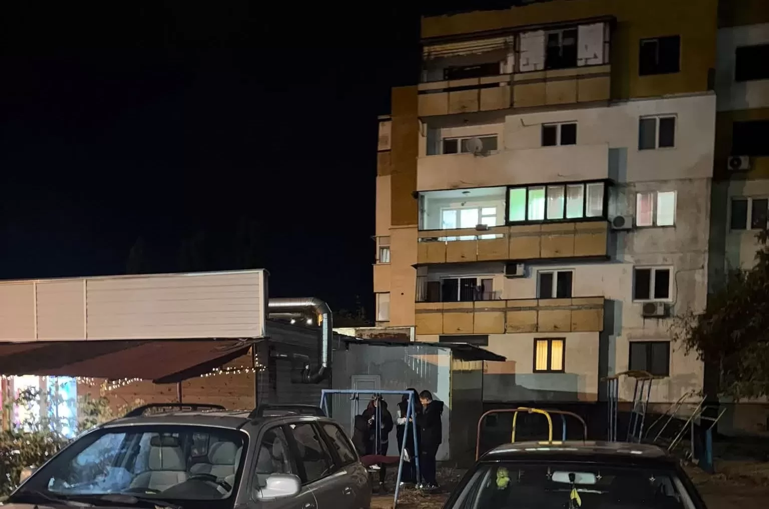 Вандали в действие! Хлапета потрошиха детска пързалка във Враца, граждани апелират за спешни мерки /снимки/