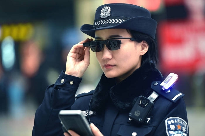 Въоръжени с умни очила полицаите в Джънджоу могат бързо да