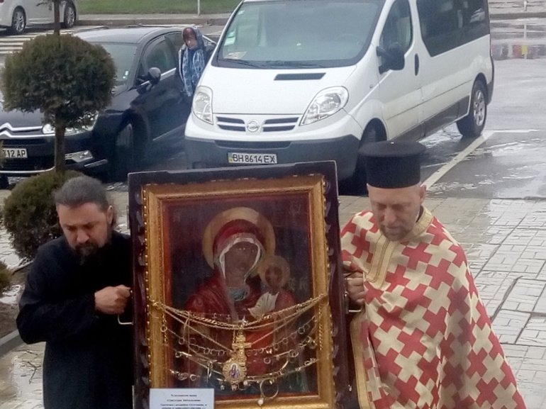 Чудотворна Богородична икона от Украйна донесоха в България. Тя е