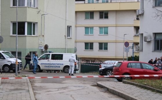 Един инкасо автомобил се охранява най малко от двама души но