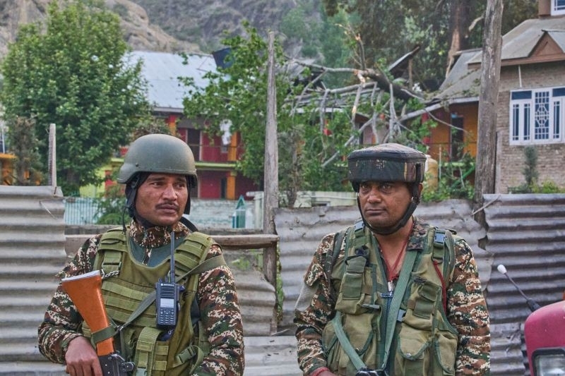 Най малко десет души загинаха а 48 са ранени в село