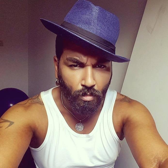 Попфолк звездата Азис ще весели бургазлии на 3 август а