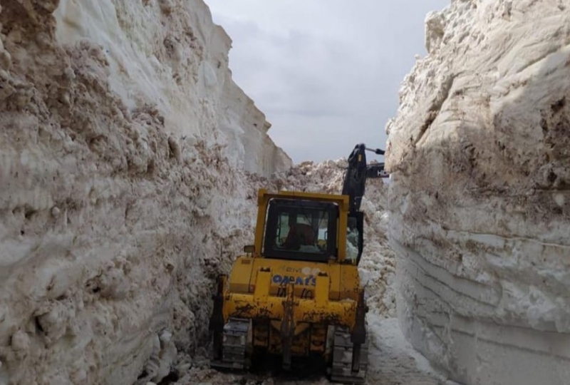 Осемметрова снежна покривка продължава да блокира пътища в югоизточния турски