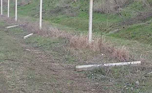 Част от телената ограда разположена край АМ Тракия в района