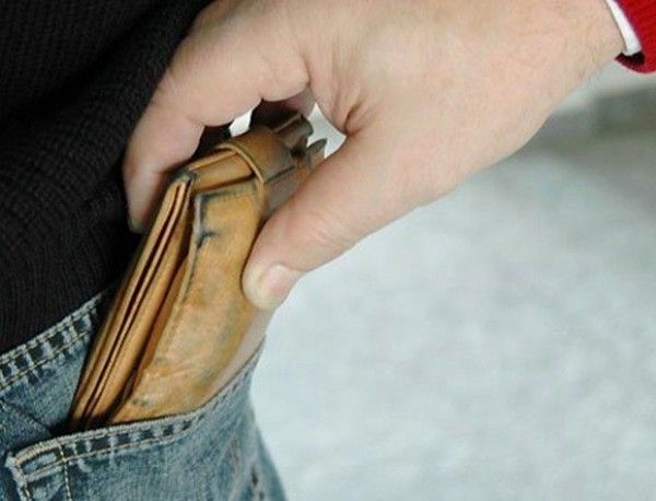 Хулиган е откраднал портмоне в село Баница съобщиха от полицията