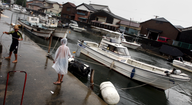 Най малко 9 души са станали жертва на тайфуна Джеби в