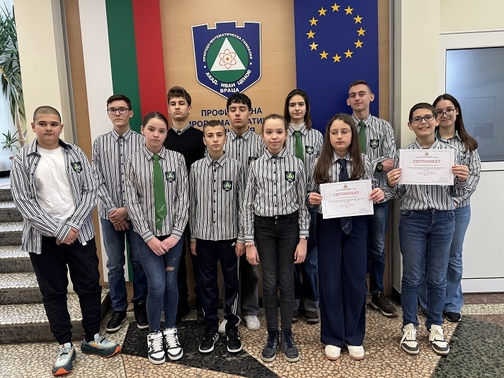 Дванадесет възпитаници на профилираната природо математическа гимназия от V до X