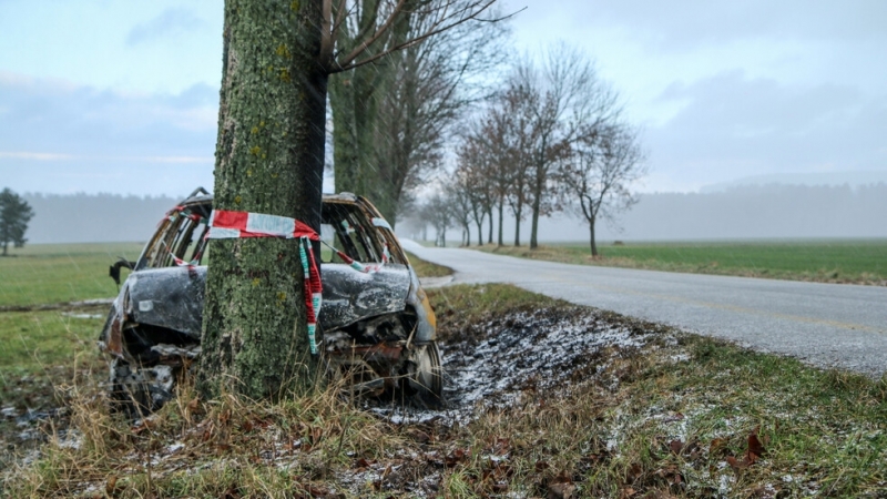 19 годишен шофьор се заби в крайпътно дърво на пътя Бургас