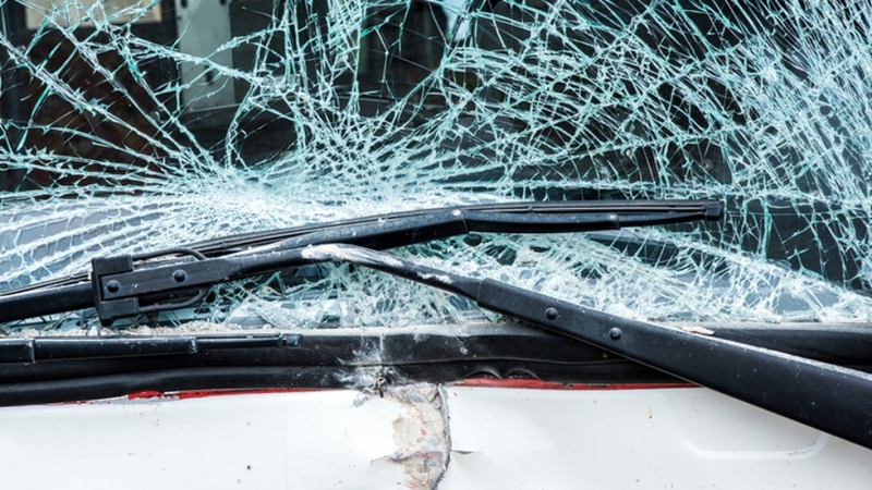 Шофьор на бус помете три жени и две деца в столицата