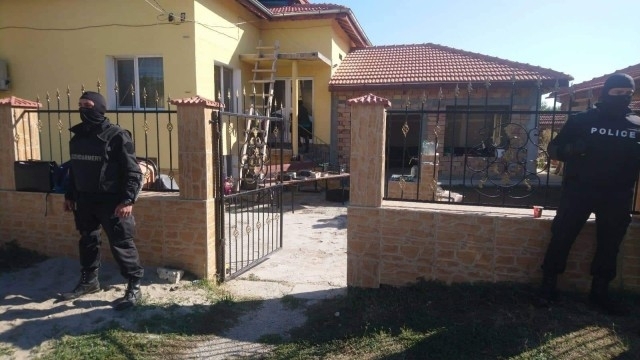 Униформени тараша дома на рецидивист в Монтанско намериха и иззеха