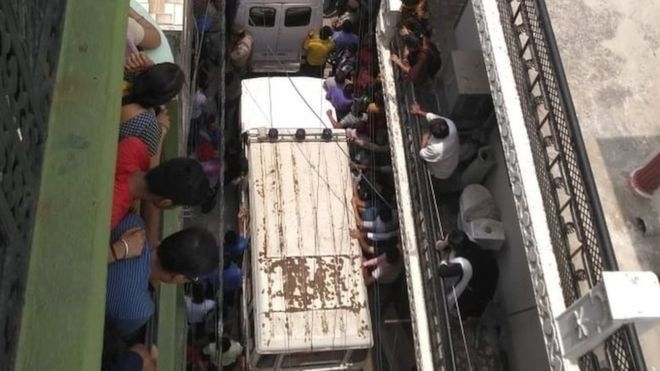 В къща в индийската столица Делхи откриха обесени 10 души съобщи