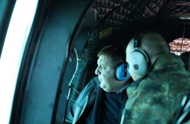 Министърът на отбраната Красимир Каракачанов извърши оглед от хеликоптер на