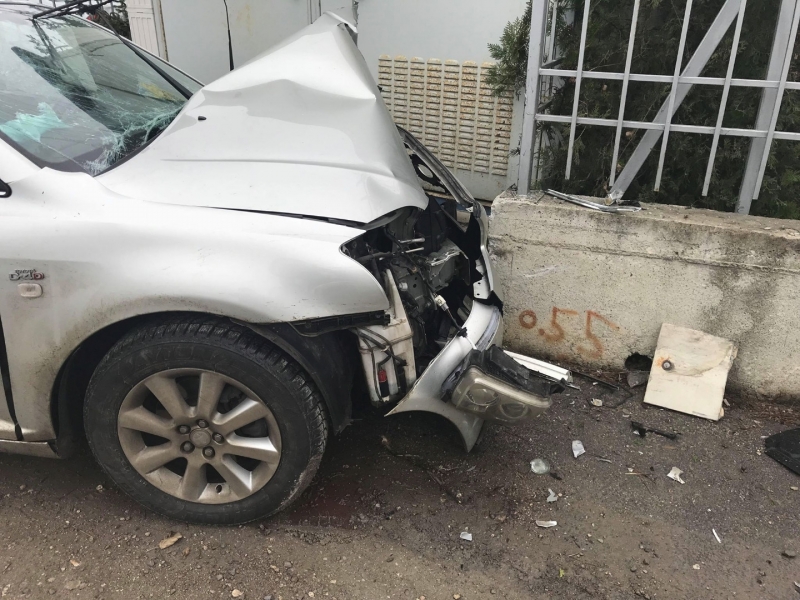 Мъртво пиян шофьор се заби в ограда посред бял ден