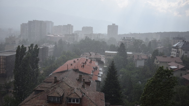 Силна буря нанесе сериозни поражения на четири електропровода 110 kV съобщи БНР Силният