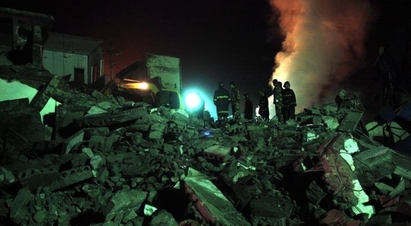 Най-малко девет души загинаха, а трима бяха спасени след експлозия