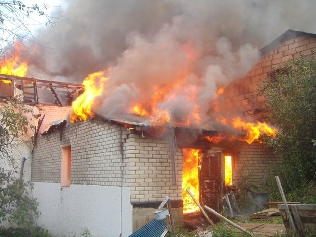 Пияница запалил дома на комшията си за да му отмъсти