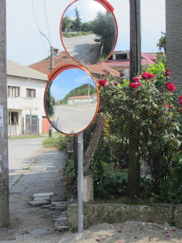 Общината в Берковица постави пътни огледала на оживените места в