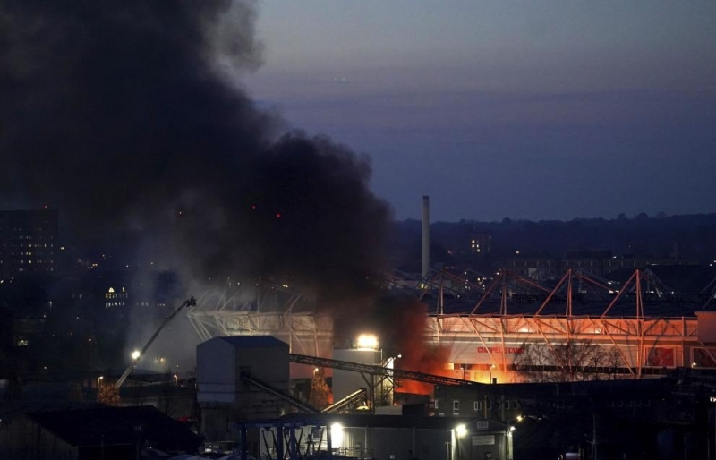 Около 175 пожарникари гасиха вчера пожар в полицейски участък в