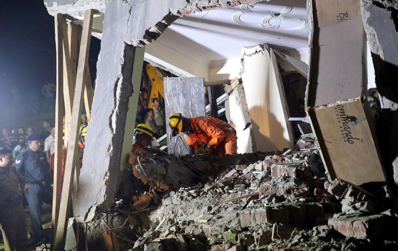 Шестетажна сграда в строеж рухна тази нощ върху съседно здание