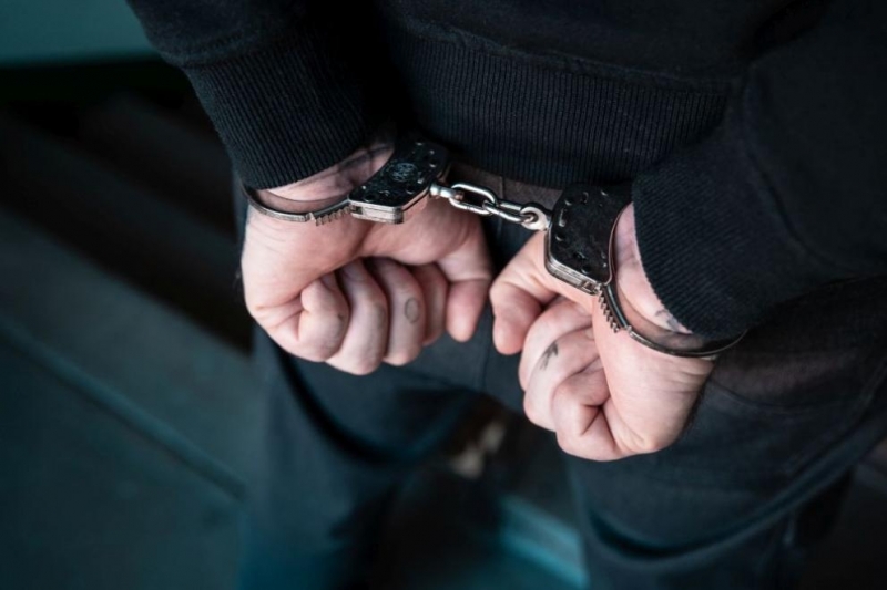 Мъж опита да изхвърли сгъвки с кетамин пред униформени в