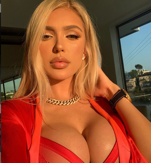 Известната америкаска моделка Аби Рао често пъти нагорещява социалните мрежи