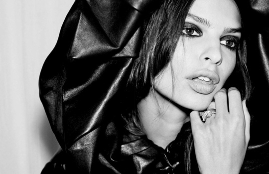 Емили Ратайковски показва че изглежда страхотно и облечена от глава