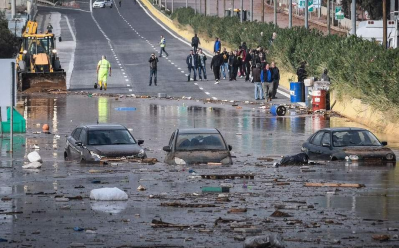 Най-малко петима души са загинали при наводнения край Атина, съобщи
