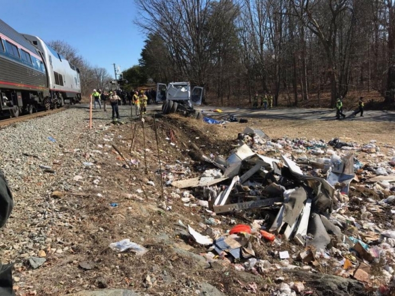 Един човек загина при сблъсък на влак с конгресмени от