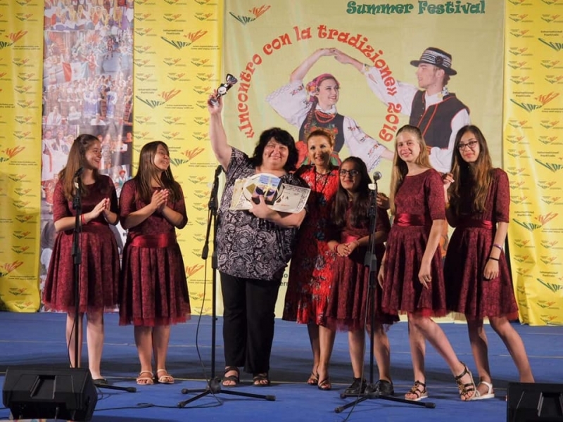 Концертният състав на вокалната група Шоколадче от Лом с ръководител