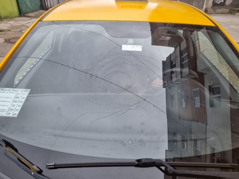 Кола на новата таксиметрова фирма Леон във Враца е била