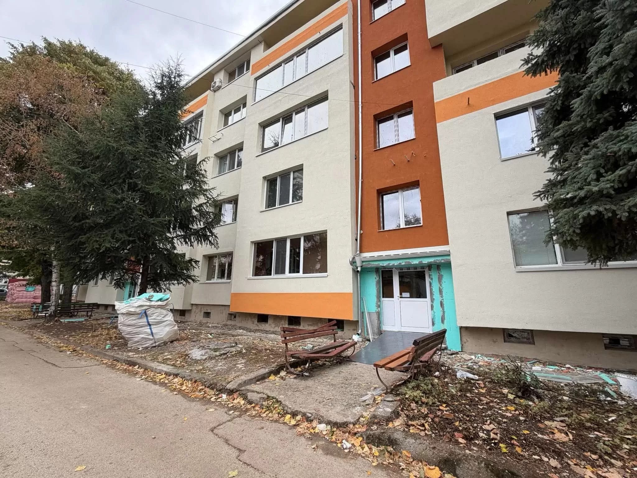 Хайде пак! Граждани вдигнаха ръце от некадърни бригади, саниращи блок в центъра на Враца /снимки/