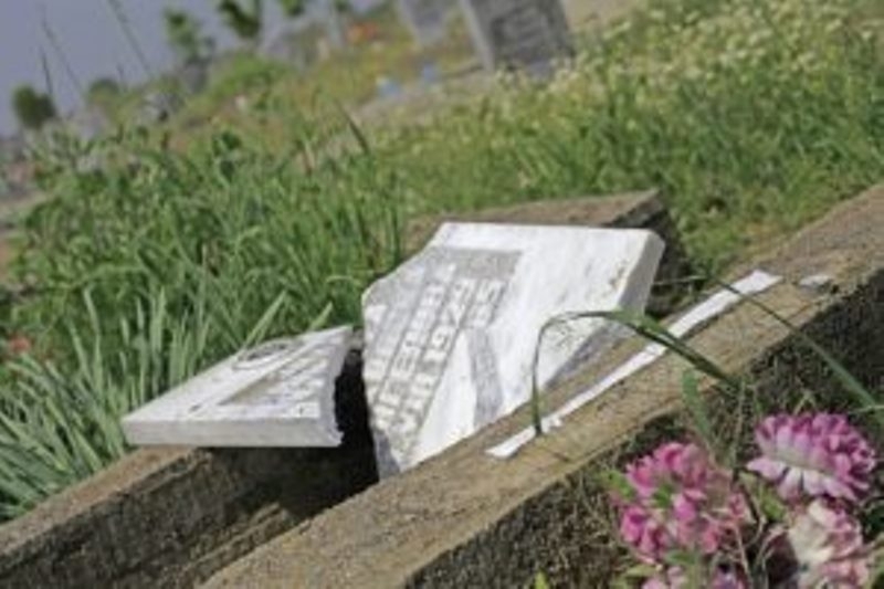 Служители на реда са хванали мъж унищожил надгробна плоча в