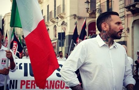 Местен представител на италианската неофашистка партия "Форца нуова" (Нова сила)