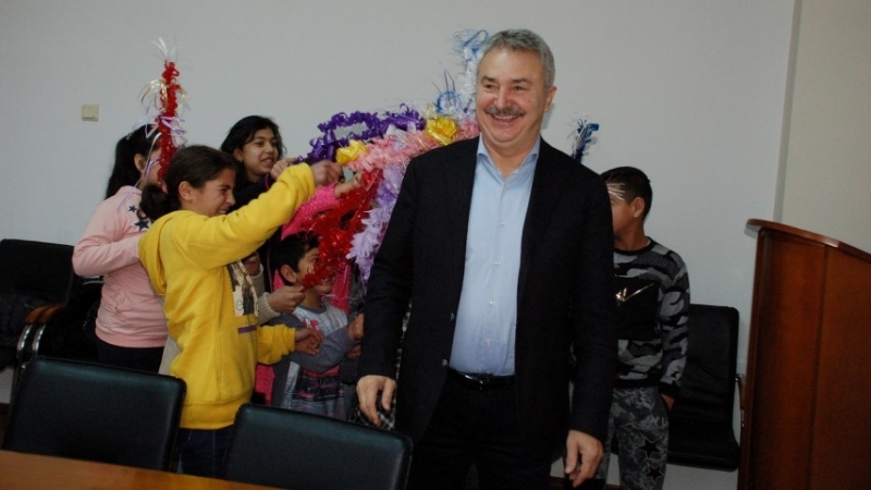 Циганчета от квартал Кошарник в Монтана сурвакаха кмета Златко Живков