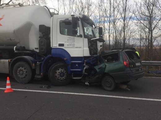 Фолксваген се заби в цистерна превозваща газ на Е 79