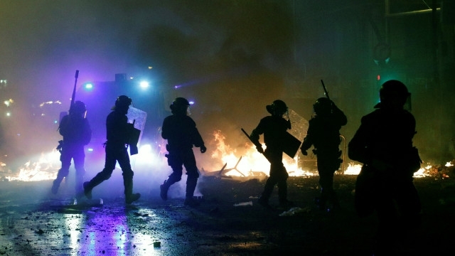 Полицията в Барселона използва водни оръдия снощи в петия