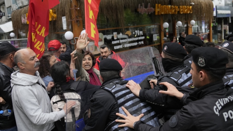 Турската полиция задържа десетки протестиращи които се опитваха да съборят