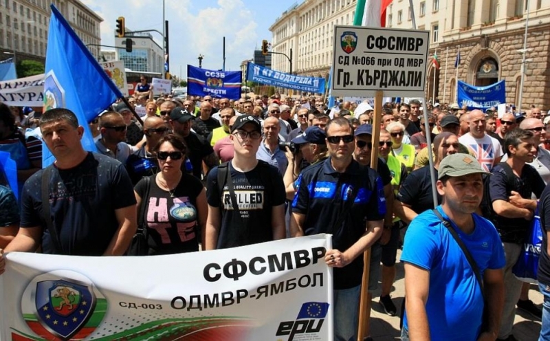Десетки служители на МВР се събраха пред сградата на Министерски съвет на протест