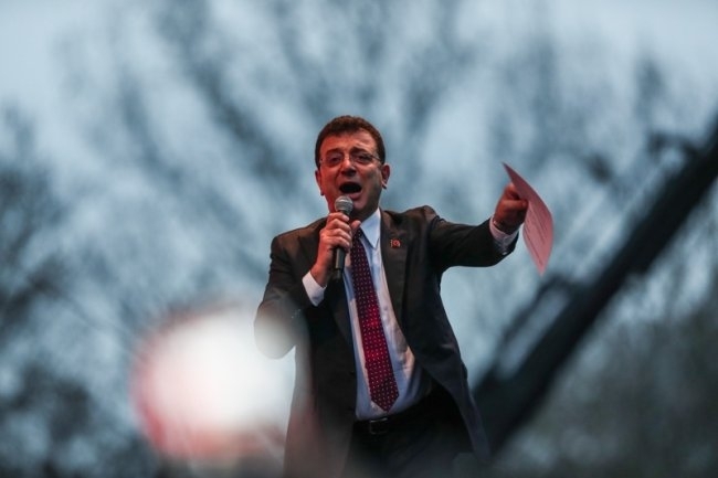 Отстраненият и изпратен в ареста кмет на Истанбул Екрем Имамоглу