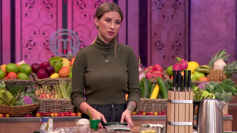 Стриптийз насред кулинарното предаване MasterChef направи секси маникюристка но въпреки