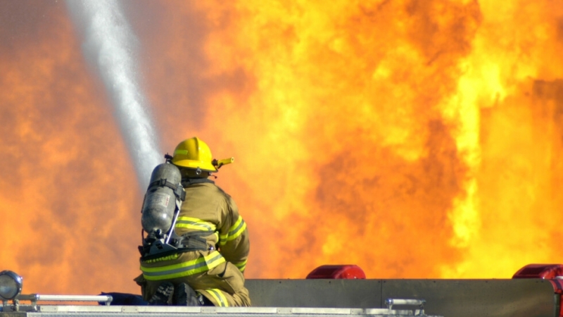 Един човек е загинал а няколко са ранени при пожар